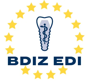 MKG Köln West Implantatzentrum, Zahnimplantat in Köln, BDIZ EDI Logo mit Zahn und Sternen.