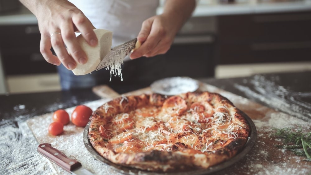 how to bake pizza at home