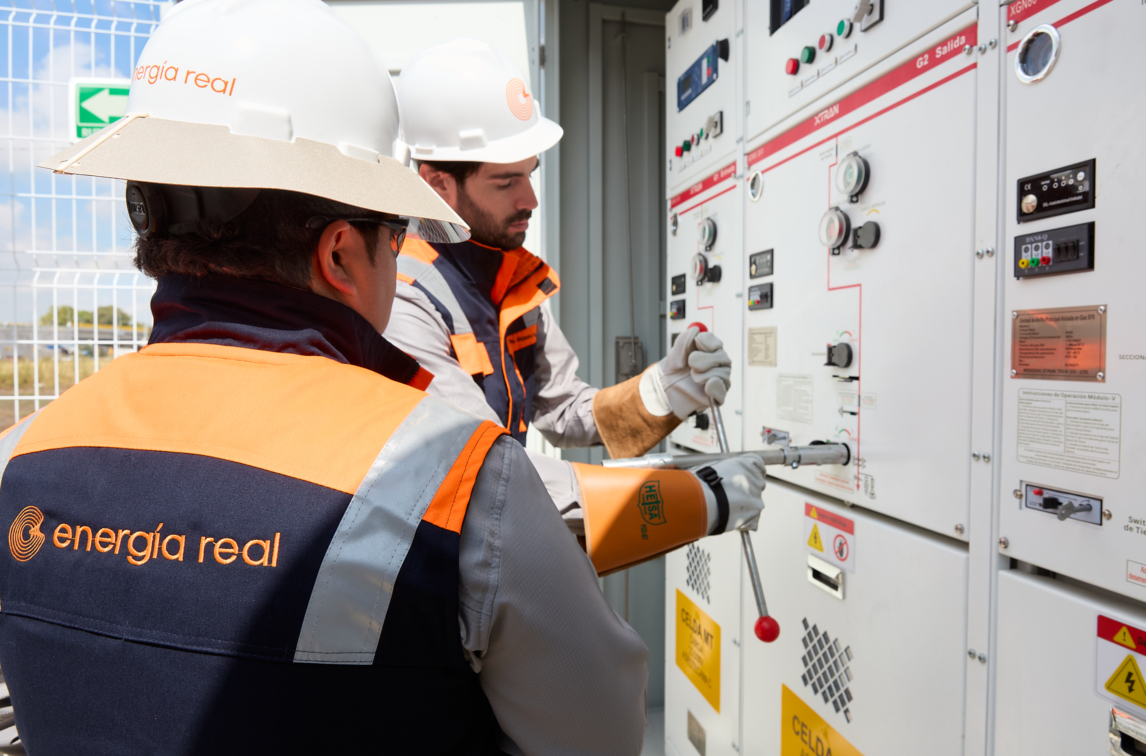 Especialistas revisando tablero eléctrico de planta industrial con sistema BESS como alternativa al generador diésel.