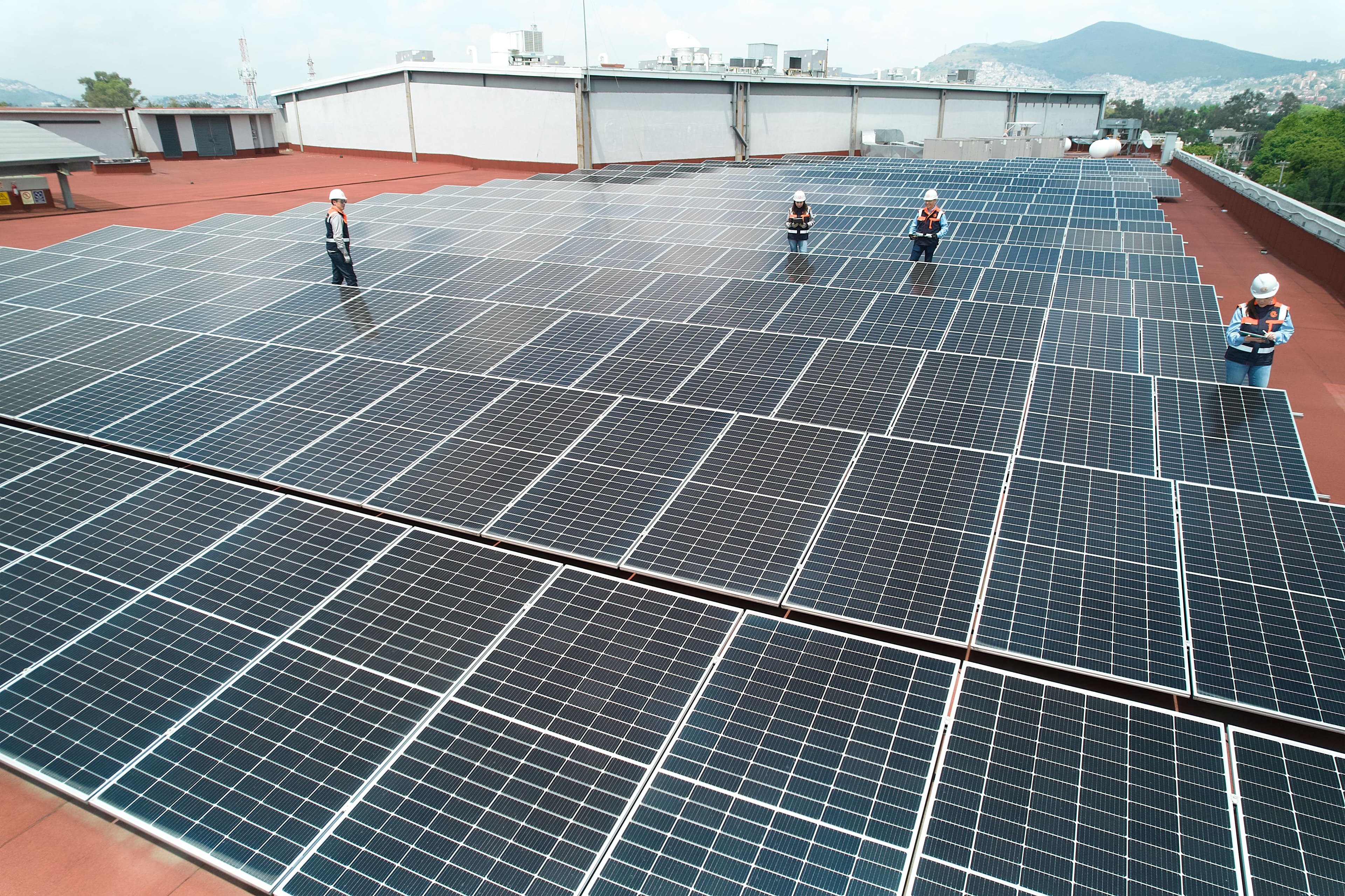 Paneles solares industriales en planta con sistema BESS para reducir costos eléctricos.