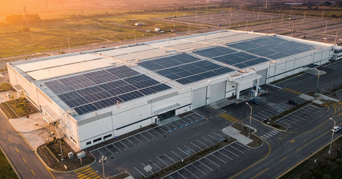 Vista aérea de parque industrial en México con paneles solares de autoconsumo en techos