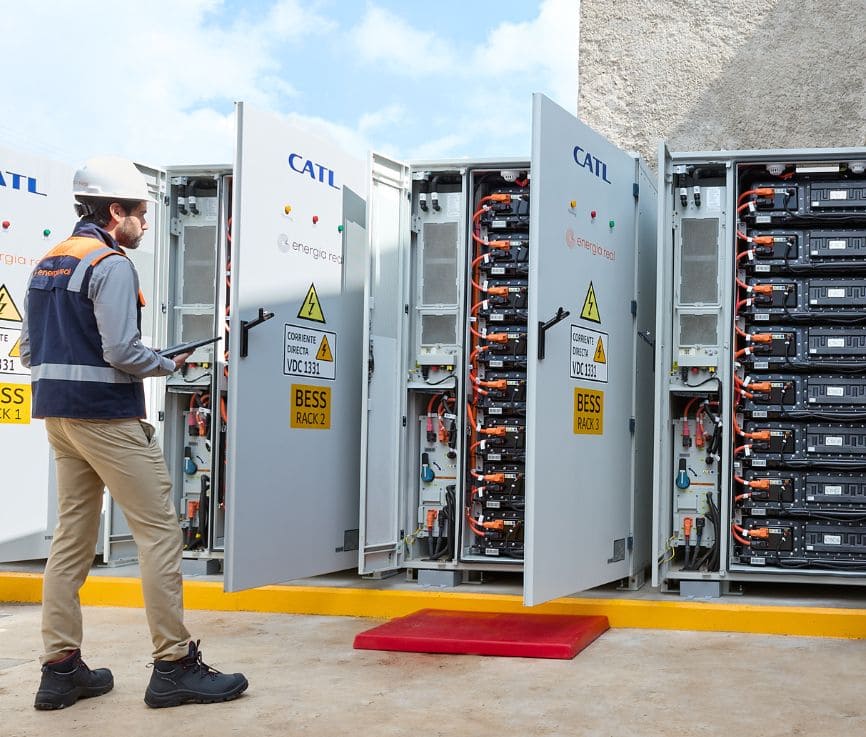 Técnico de Energía Real supervisando sistema BESS de almacenamiento de energía con baterías CATL para instalación industrial en México