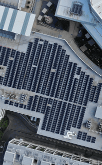 Vista cenital de arreglo de paneles solares en azotea de desarrollo