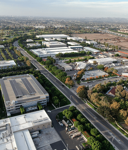 Vista aérea de parque industrial en México con instalaciones solares en azotea y solución de energía renovable