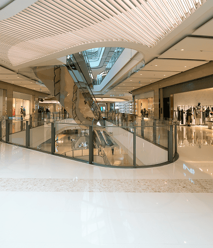 Interior de centro comercial de lujo