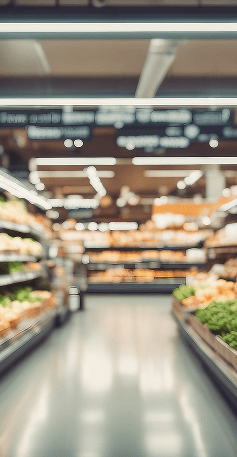 Pasillo de supermercado en México con iluminación eficiente y suministro de energía solar limpia