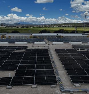 Sistema de paneles solares fotovoltaicos en azotea de planta industrial automotriz en México instalado por Energía Real