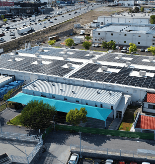 Vista aérea de sistema fotovoltaico en azotea de planta industrial Bühler en México