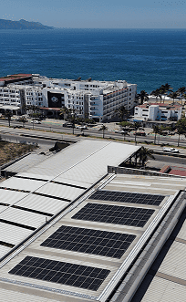 Sistema de paneles solares en planta ABInBev en Mazatlán con vista al mar, caso de éxito PPA Solar de Energía Real en Sinaloa