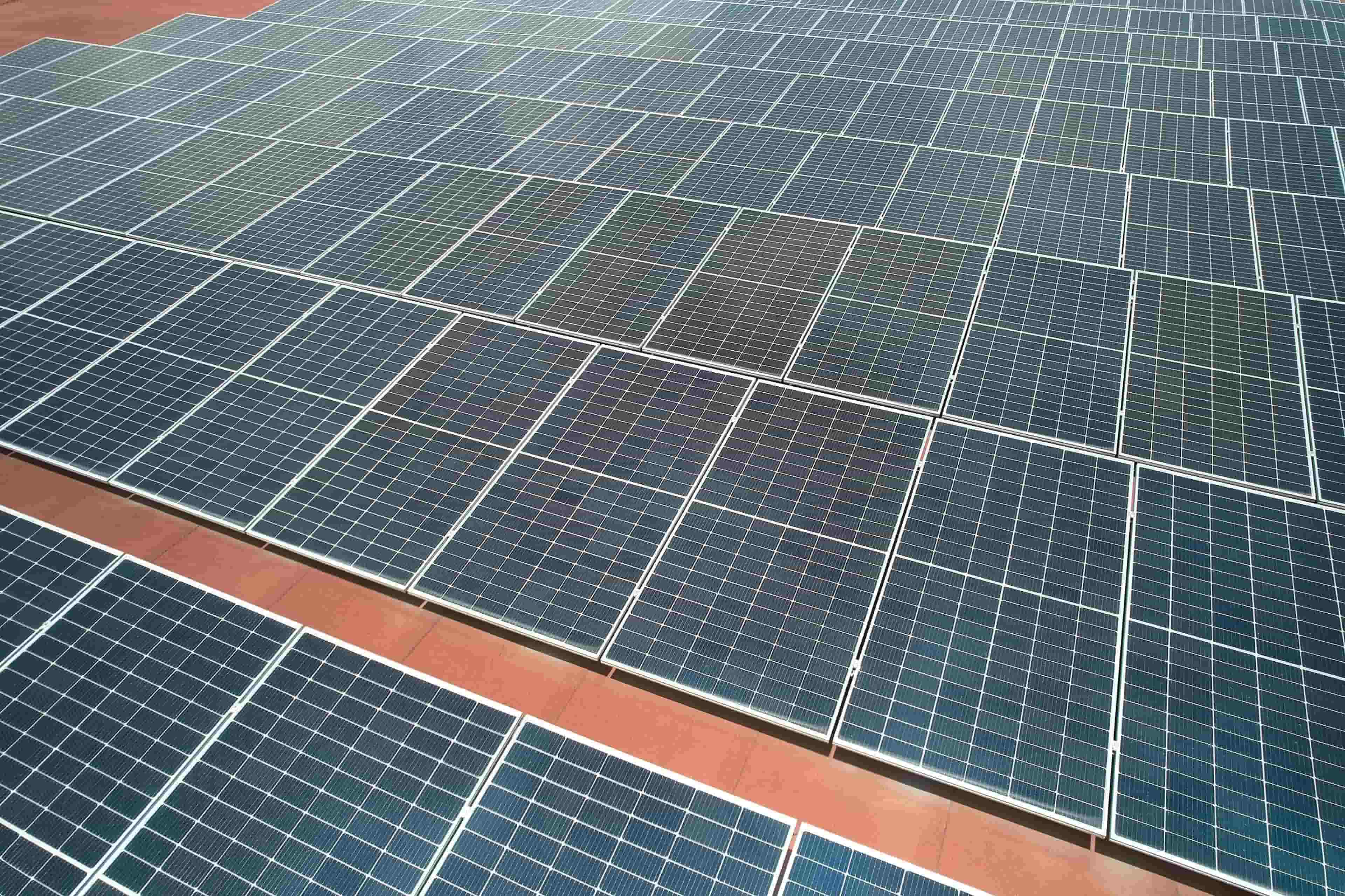 Paneles solares fotovoltaicos a gran escala en instalación industrial bajo modelo PPA Solar de Energía Real en México