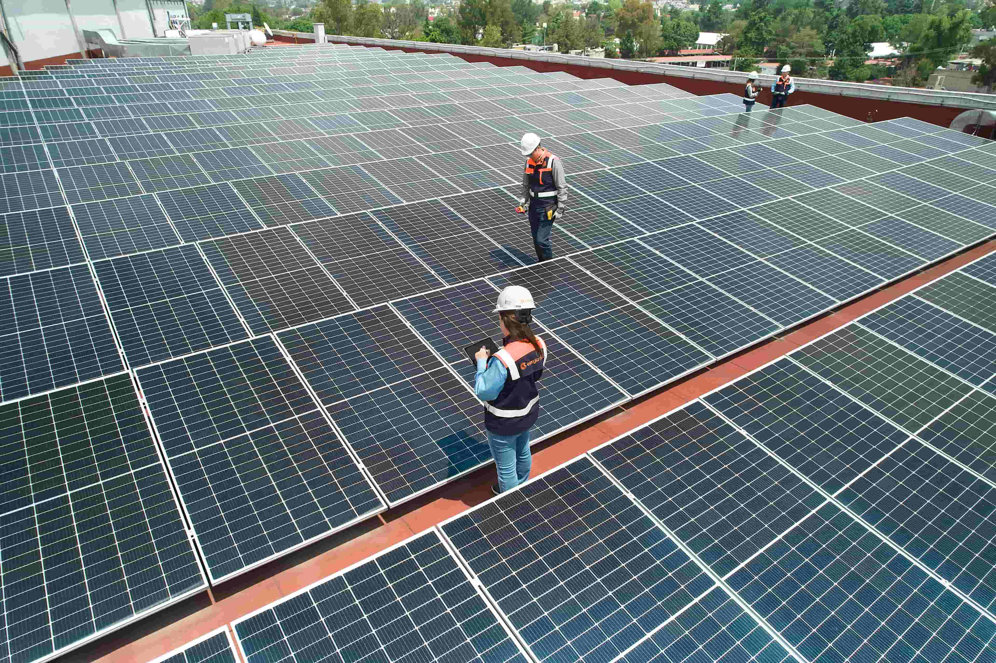 Equipo de ingenieros de Energía Real supervisando proyecto PPA Solar en azotea de planta industrial en México