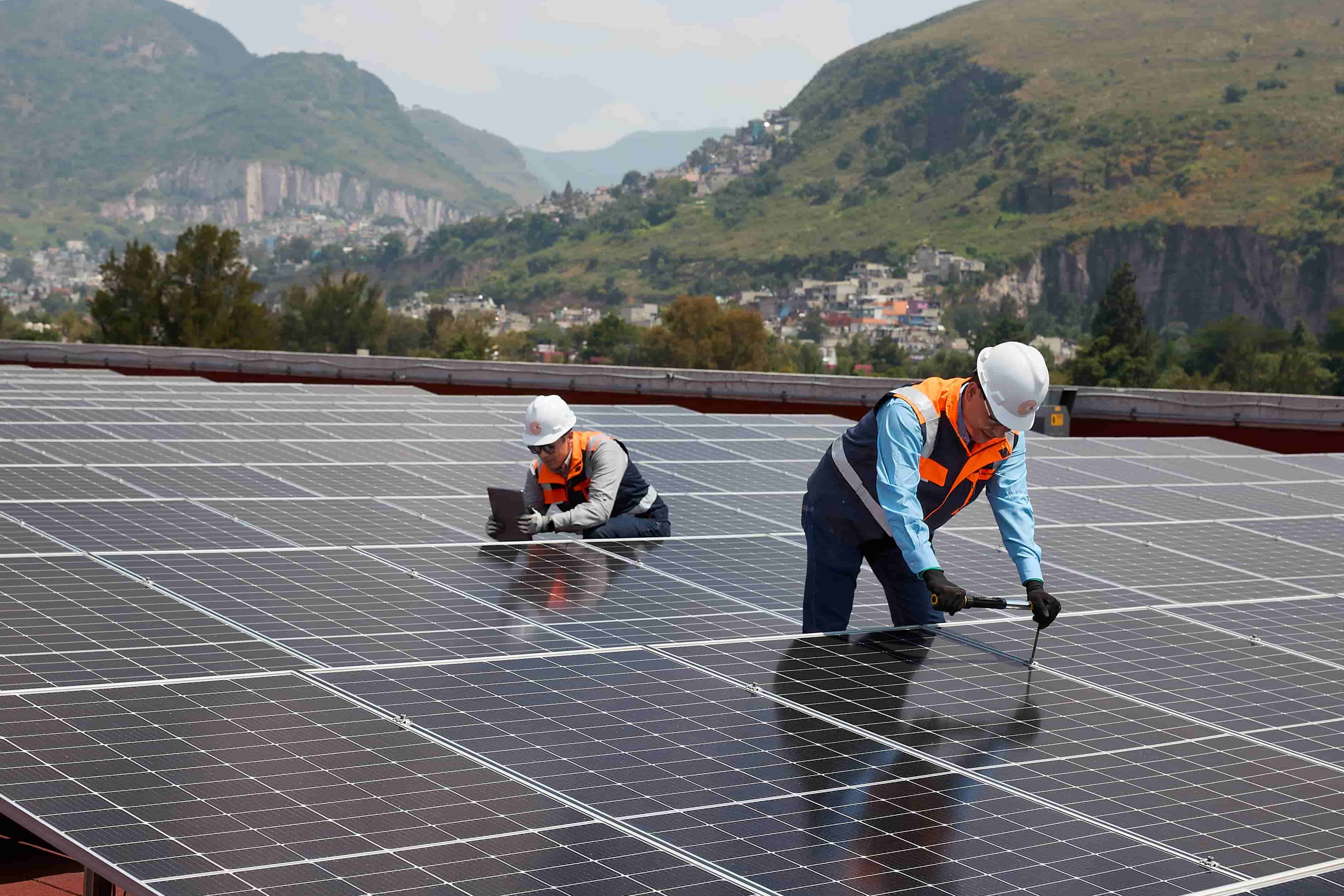 Técnicos de Energía Real instalando paneles solares en azotea industrial en México para reducción de emisiones Scope 2 mediante PPA Solar