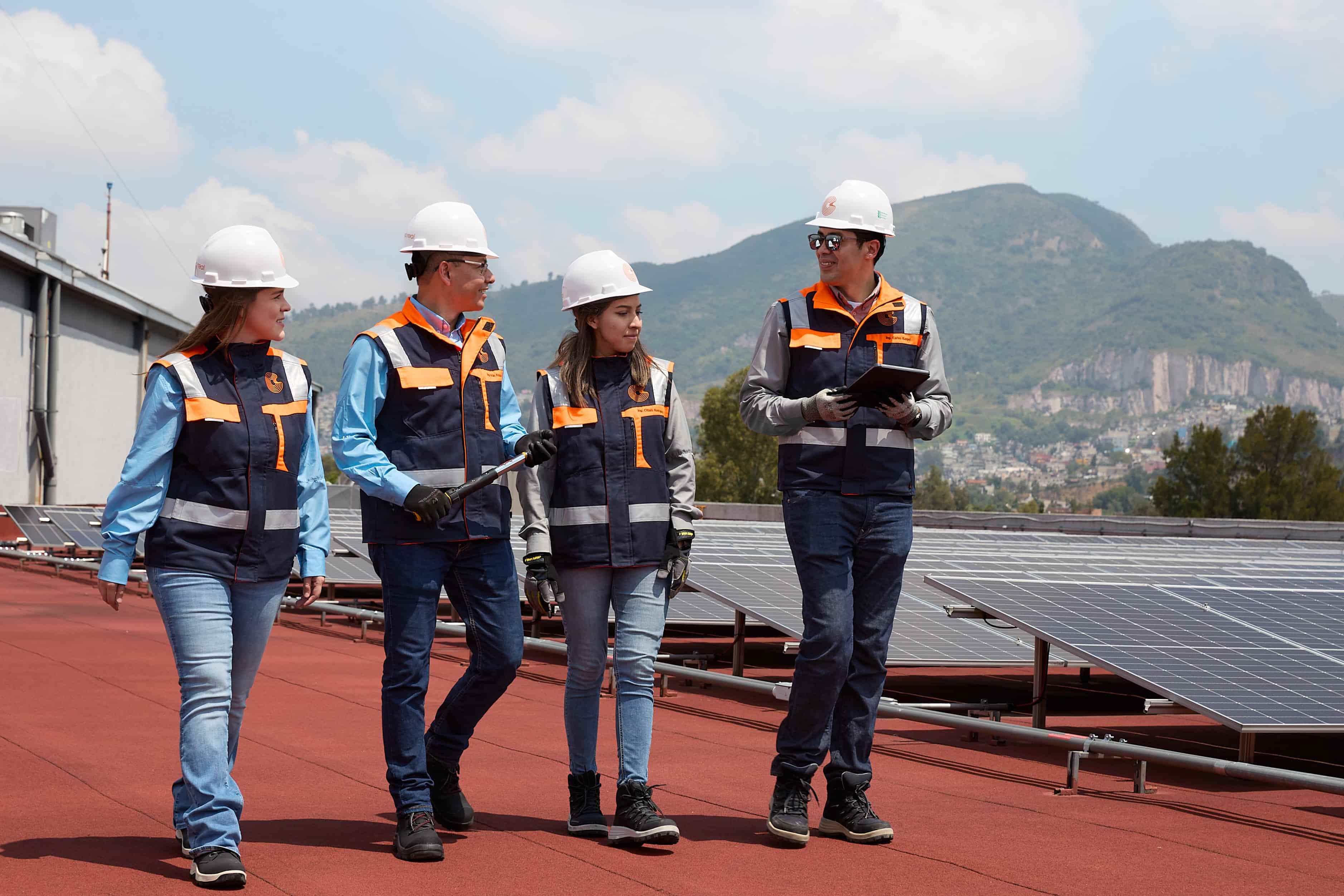 Equipo de ingenieros de Energía Real inspeccionando instalación PPA Solar on-site en parque industrial en México