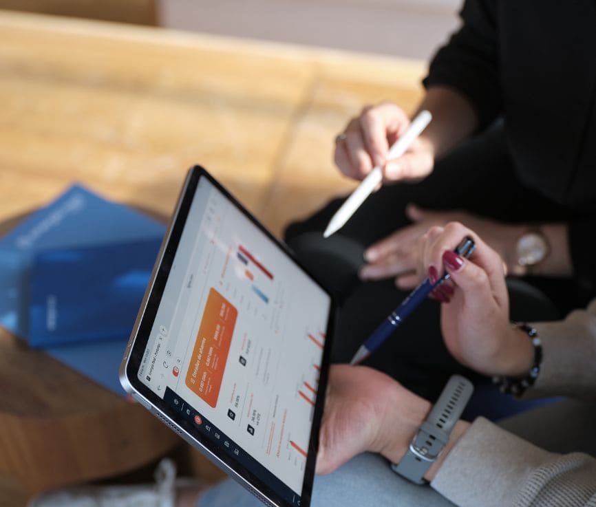 Ejecutiva revisando dashboard de certificados I-RECs y métricas de energía renovable para empresas en México