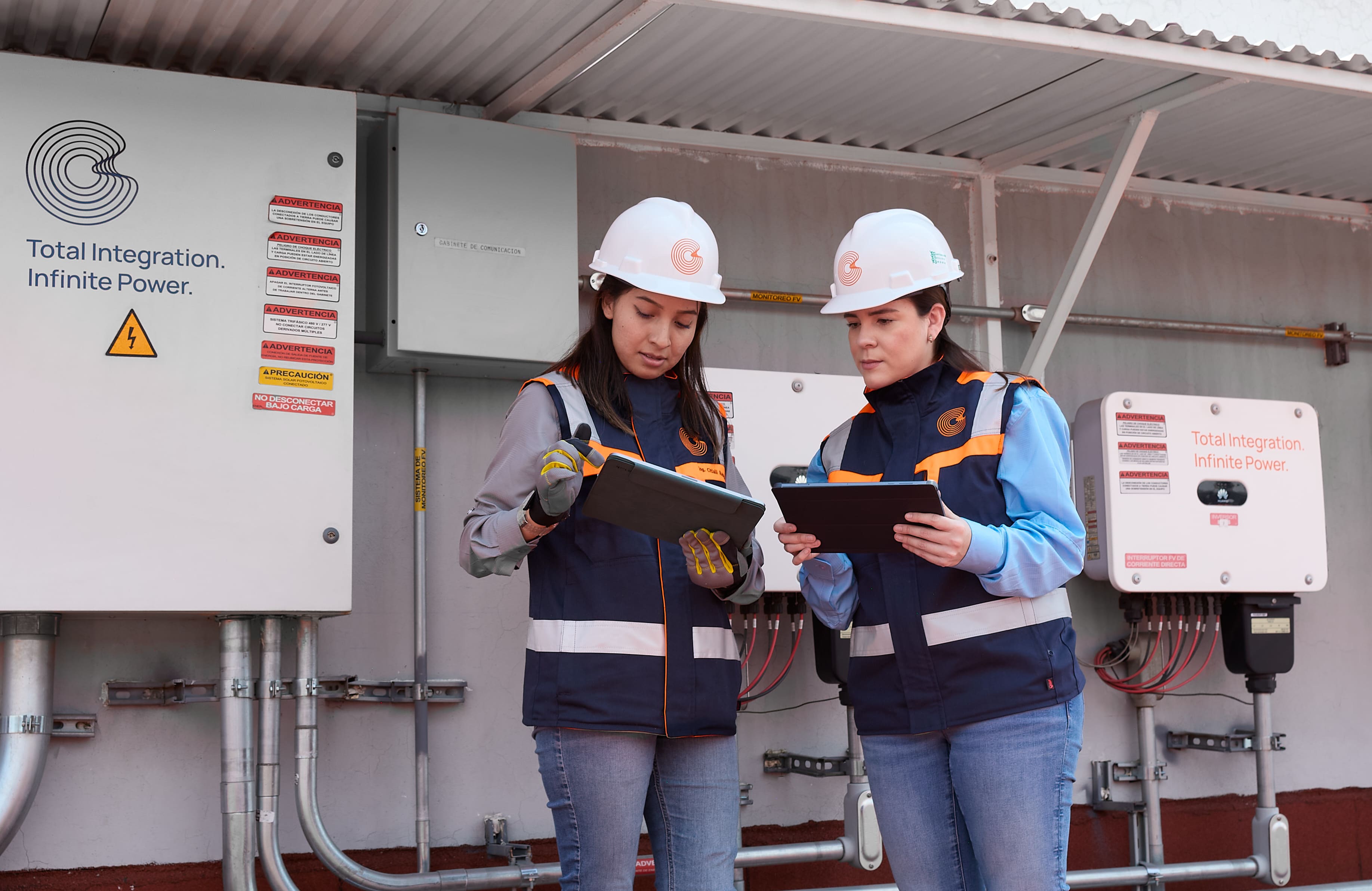 Especialistas de Energía Real monitoreando sistema solar y BESS para optimizar consumo y medir huella de carbono