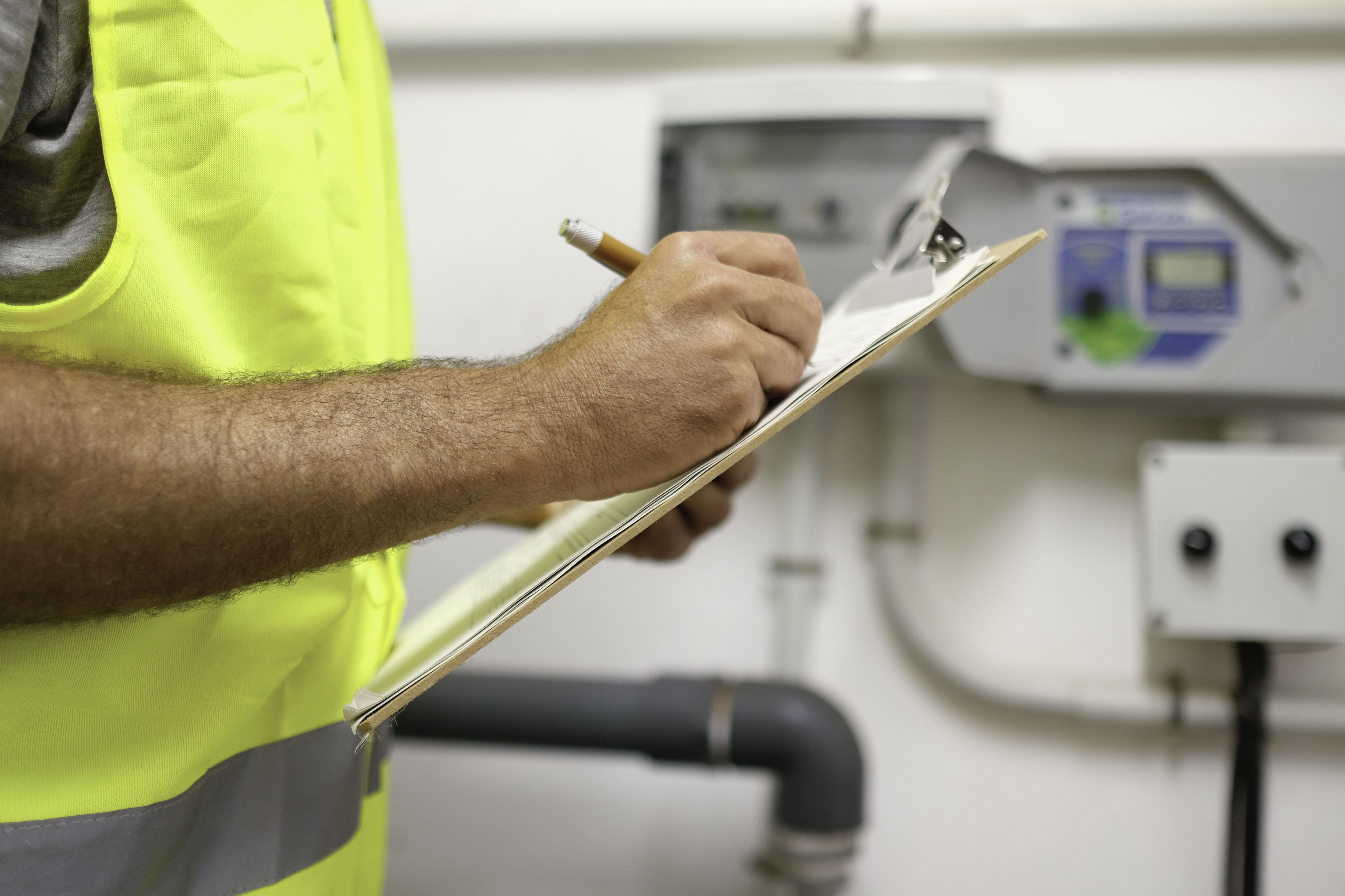 Técnico registrando datos de consumo energético para optimización y almacenamiento energético industrial.