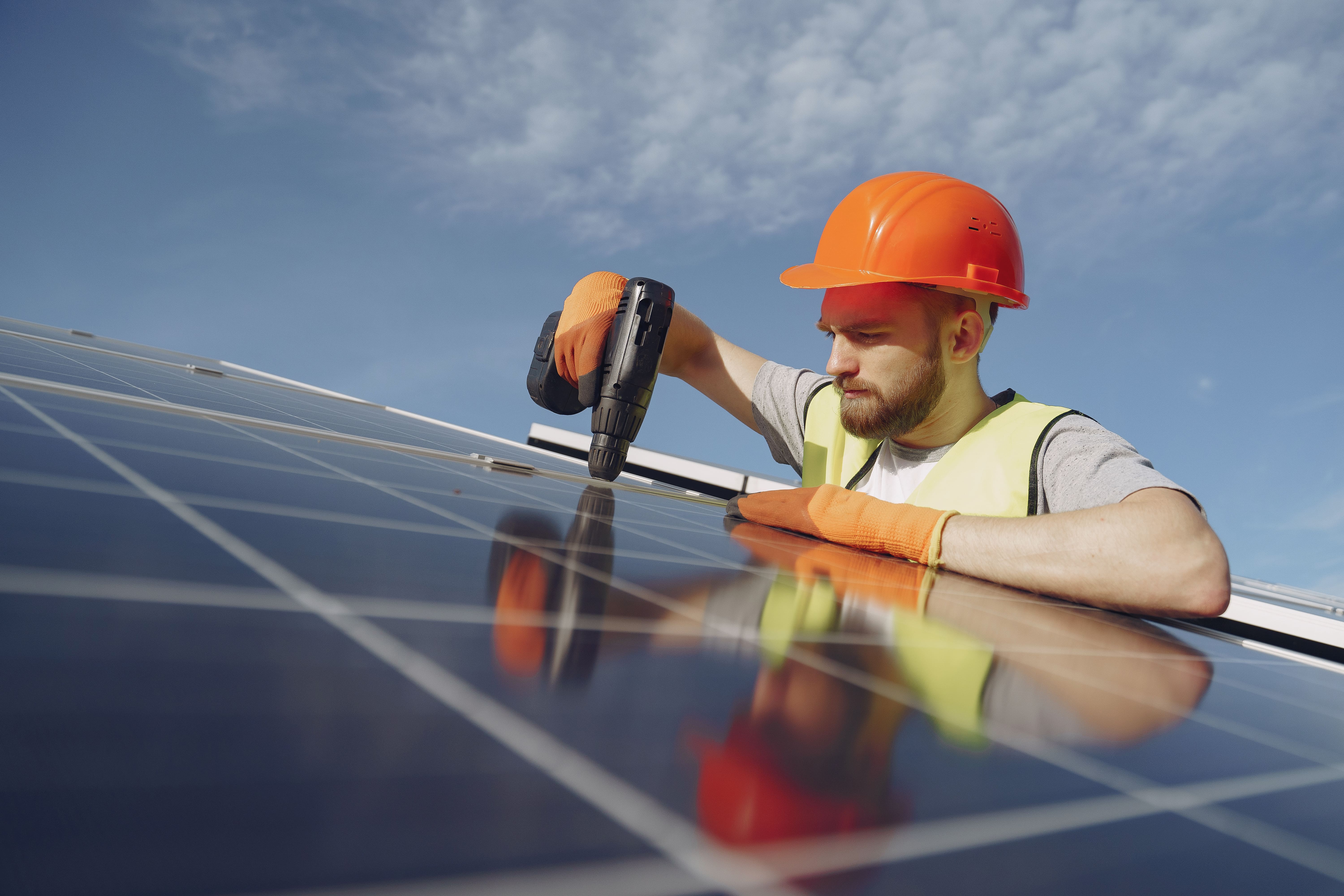 Técnico inspeccionando paneles solares como parte de la transición energética industrial en México.