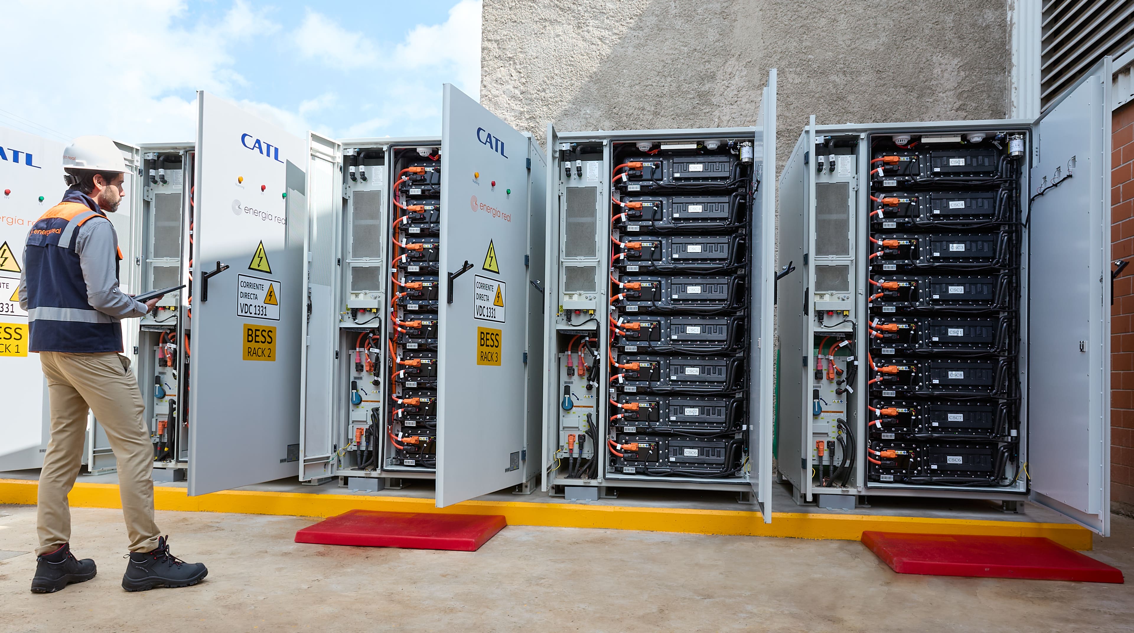 Sistema de almacenamiento BESS revisado por ingeniero de Energía Real