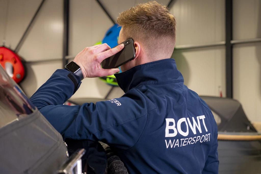 Snelle telefonische ondersteuning bij problemen bij waterscooters of buitenboordmotoren