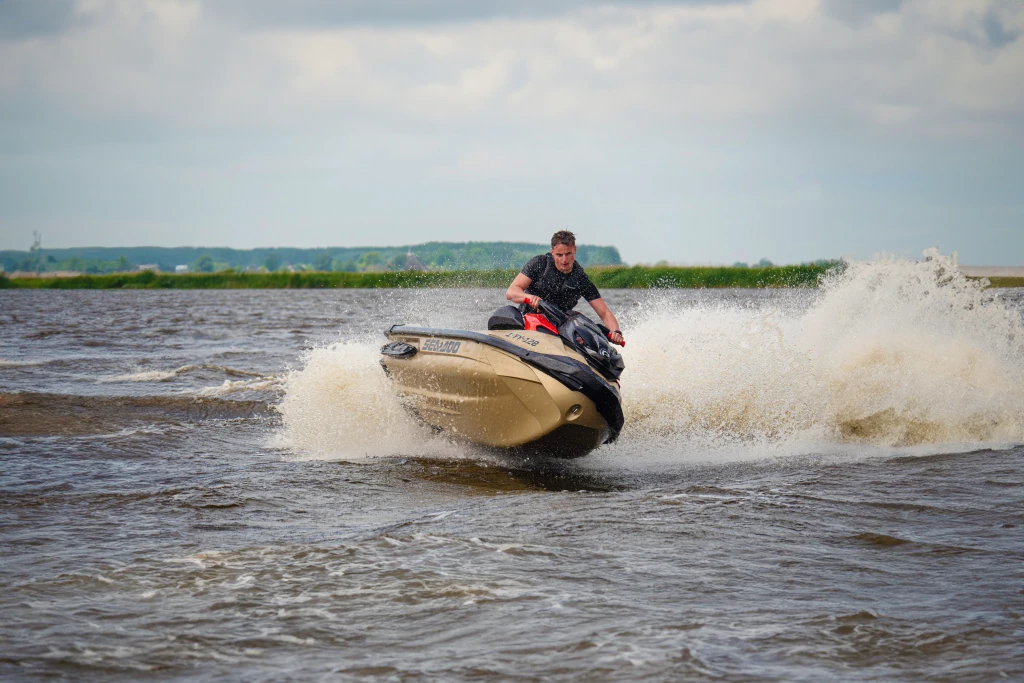 Sea-Doo RXP-X RS 325 waterscooter op het water, bij officiele Sea-Doo dealer: BOWT Watersport