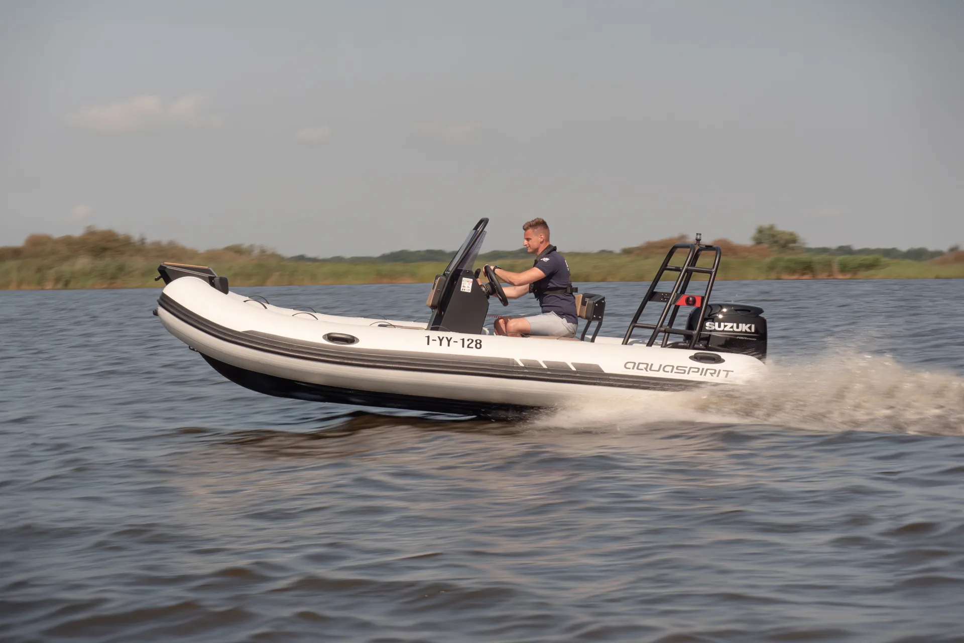 AQUASPIRIT S450 aluminium RIB/rubberboot op het water met Suzuki DF60 buitenboordmotor, bij BOWT Watersport