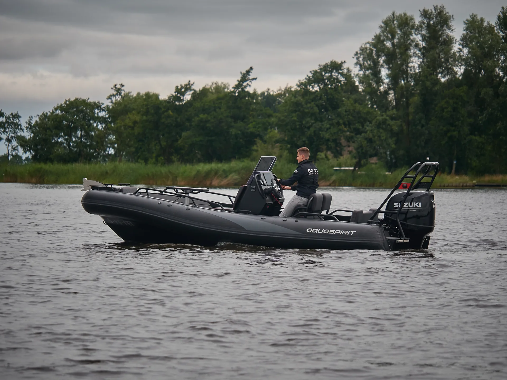 Premium aluminium RIB/rubberboot van AQUASPIRIT S585CC Center Console op het water, bij BOWT Watersport