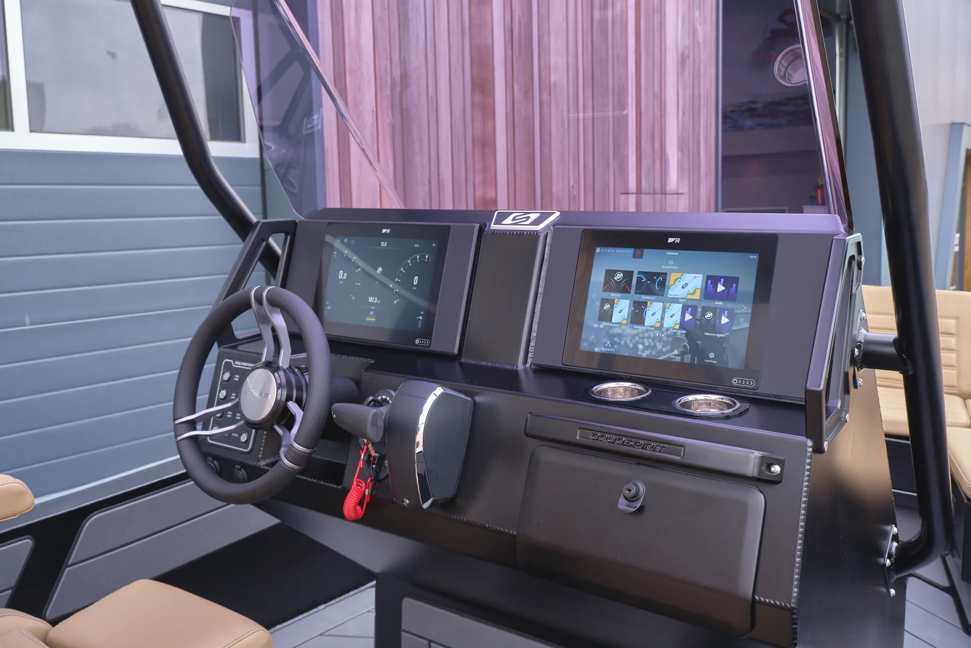 Weergave van de console in een AQUASPIRIT RIB met multimedia zoals Raymarine schermen en Fusion audio