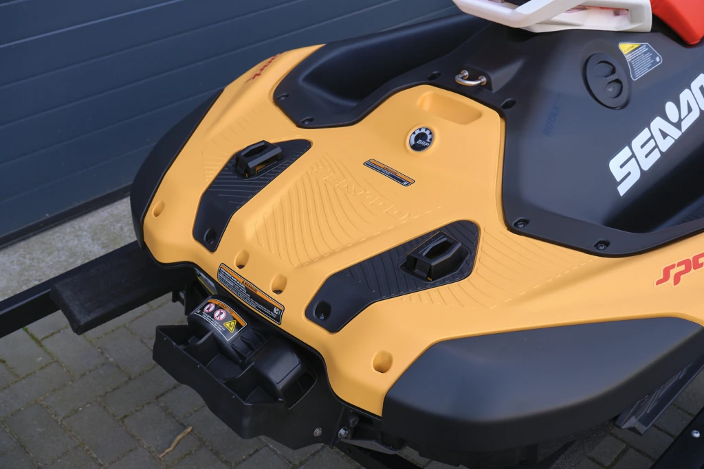 LinQ-systeem voor accessoires zoals brandstoftank, koelbox, achterop een Sea-Doo Spark waterscooter, bij BOWT Watersport, officieel dealer.