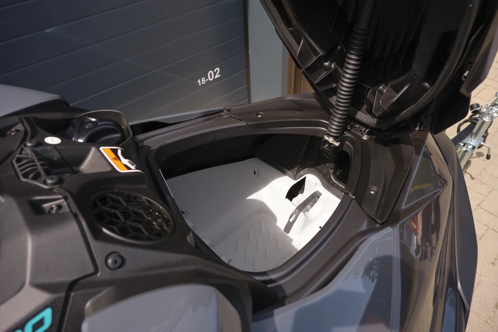 Sea-Doo GTR 230 opbergvak