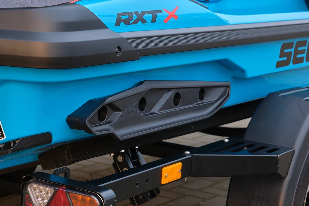 Sea-Doo RXT-X RS 325 waterscooter x-sponsons