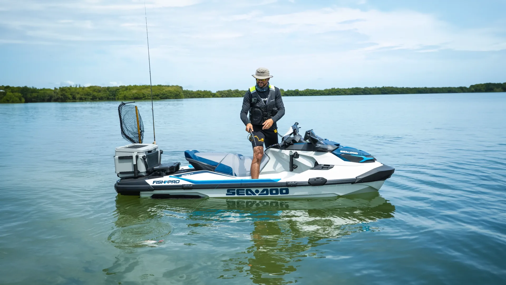 Sea-Doo Fish Pro Sport 170 op het water en aan het vissen. Nu verkrijgbaar bij BOWT Watersport, officiele Sea-Doo dealer voor Nederland