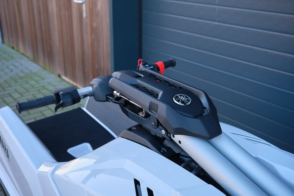 Yamaha SuperJet freestyle waterscooter en jet ski, te koop bij BOWT Watersport