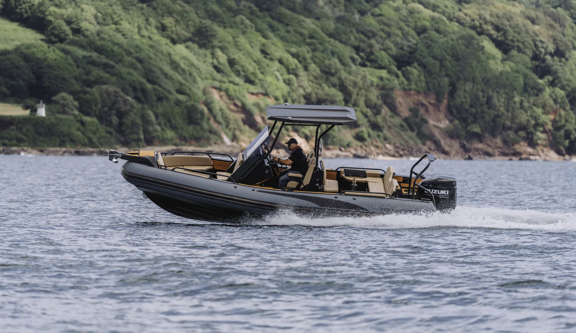 AQUASPIRIT S700 luxe aluminium RIB met 300 pk en D-tubes. Rubberboot met veel vermogen en veel luxe.