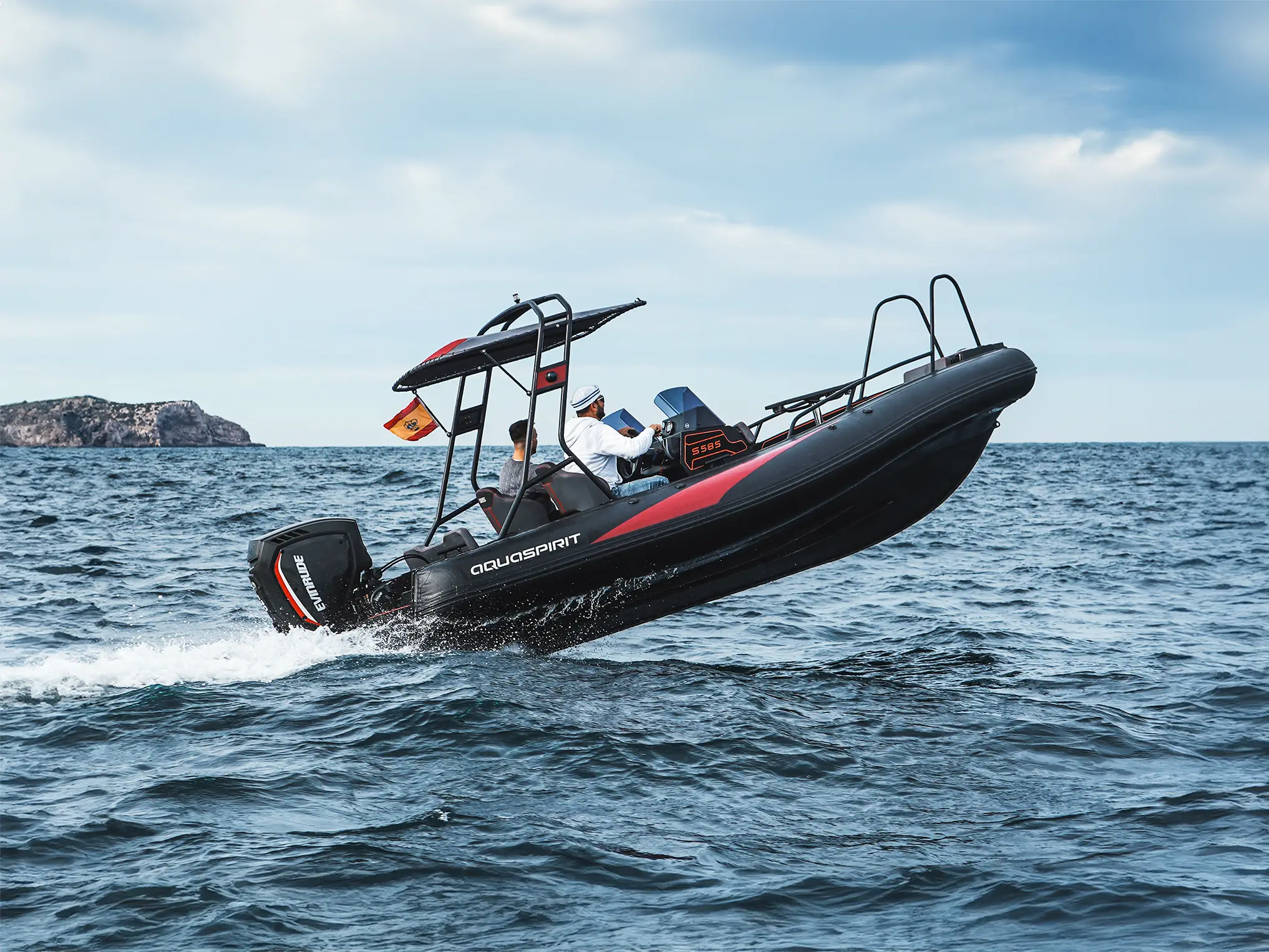 AQUASPIRIT S585 DC (Dual Console) luxe aluminium RIB met veel ruimte dankzij D-tubes geschikt voor 8 personen en maximaal 150 pk buitenboordmotor. Snelle rubberboot en RIB.