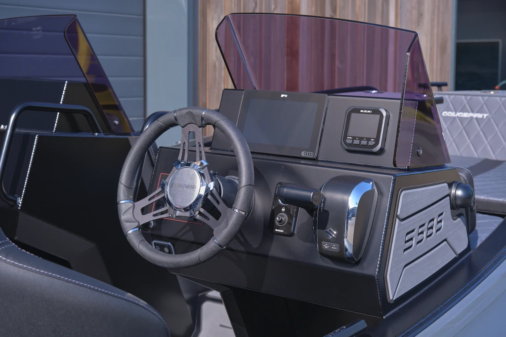 AQUASPIRIT S585 DC (Dual Console) luxe aluminium RIB met veel ruimte dankzij D-tubes geschikt voor 8 personen en maximaal 150 pk buitenboordmotor. Snelle rubberboot en RIB.