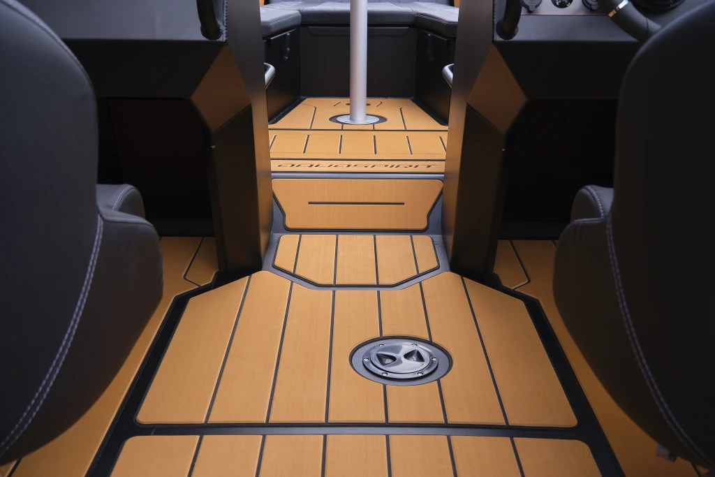 AQUASPIRIT S585 DC (Dual Console) luxe aluminium RIB met veel ruimte dankzij D-tubes geschikt voor 8 personen en maximaal 150 pk buitenboordmotor. Snelle rubberboot en RIB.