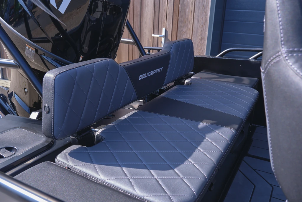 AQUASPIRIT S585 DC (Dual Console) luxe aluminium RIB met veel ruimte dankzij D-tubes geschikt voor 8 personen en maximaal 150 pk buitenboordmotor. Snelle rubberboot en RIB.