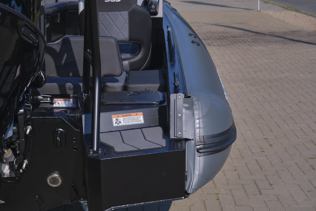 AQUASPIRIT S585 DC (Dual Console) luxe aluminium RIB met veel ruimte dankzij D-tubes geschikt voor 8 personen en maximaal 150 pk buitenboordmotor. Snelle rubberboot en RIB.