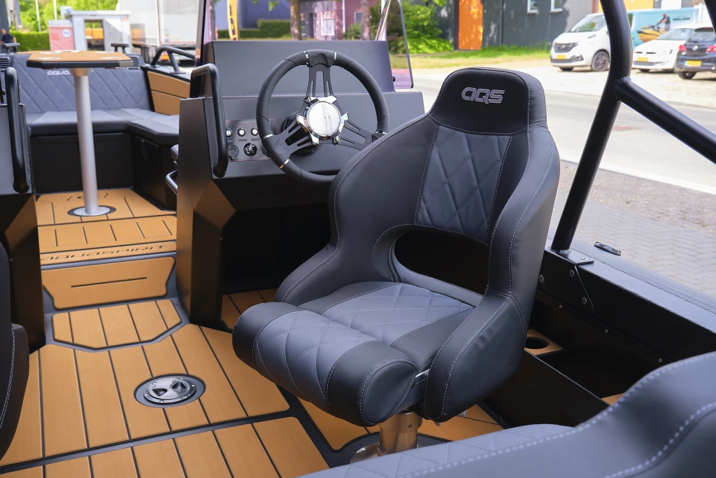 AQUASPIRIT S585 DC (Dual Console) luxe aluminium RIB met veel ruimte dankzij D-tubes geschikt voor 8 personen en maximaal 150 pk buitenboordmotor. Snelle rubberboot en RIB.