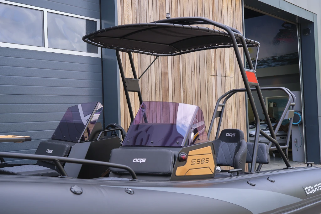 AQUASPIRIT S585 DC (Dual Console) luxe aluminium RIB met veel ruimte dankzij D-tubes geschikt voor 8 personen en maximaal 150 pk buitenboordmotor. Snelle rubberboot en RIB.