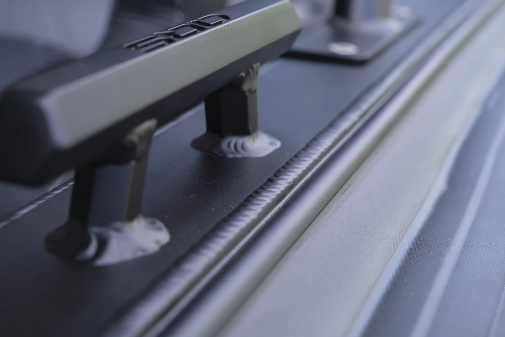 AQUASPIRIT S585 DC (Dual Console) luxe aluminium RIB met veel ruimte dankzij D-tubes geschikt voor 8 personen en maximaal 150 pk buitenboordmotor. Snelle rubberboot en RIB.