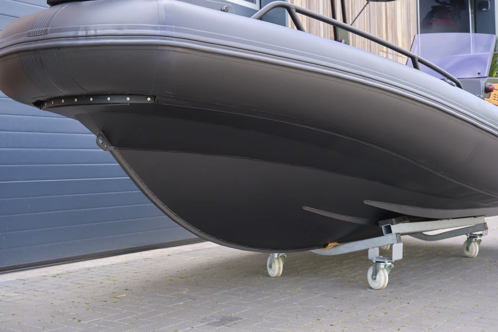 AQUASPIRIT S585 DC (Dual Console) luxe aluminium RIB met veel ruimte dankzij D-tubes geschikt voor 8 personen en maximaal 150 pk buitenboordmotor. Snelle rubberboot en RIB.