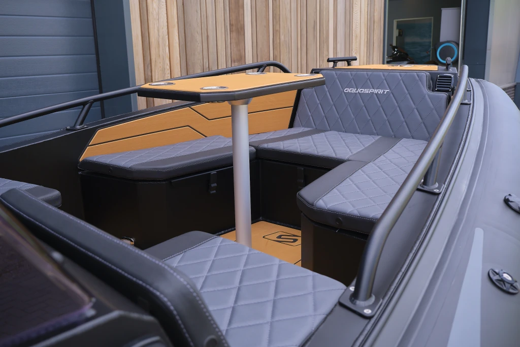 AQUASPIRIT S585 DC (Dual Console) luxe aluminium RIB met veel ruimte dankzij D-tubes geschikt voor 8 personen en maximaal 150 pk buitenboordmotor. Snelle rubberboot en RIB.