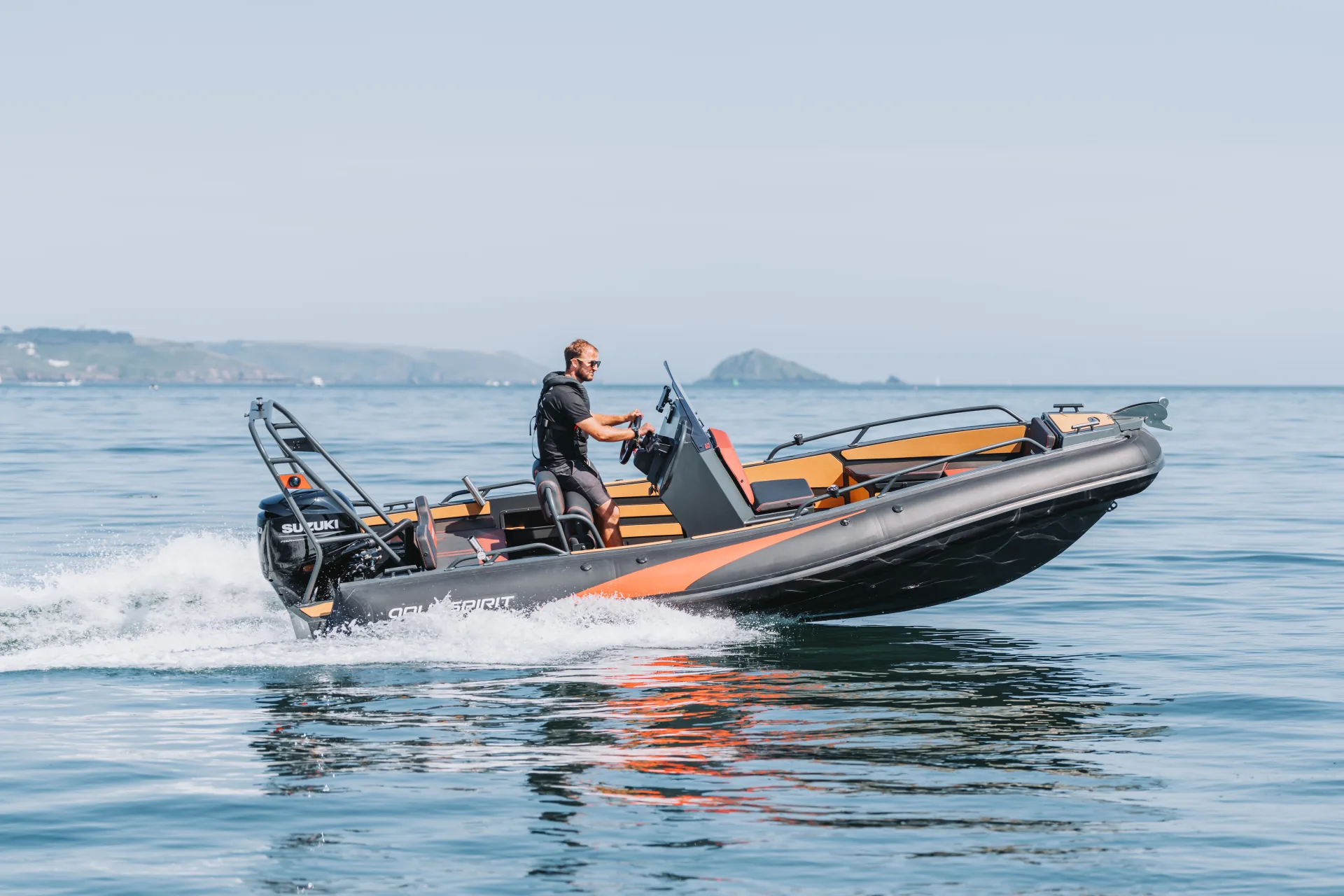 AQUASPIRIT S585 CC (Center Console) luxe aluminium RIB/rubberboot met D-tubes voor enorm veel ruimte, maximaal 150 pk, te koop bij BOWT Watersport. 