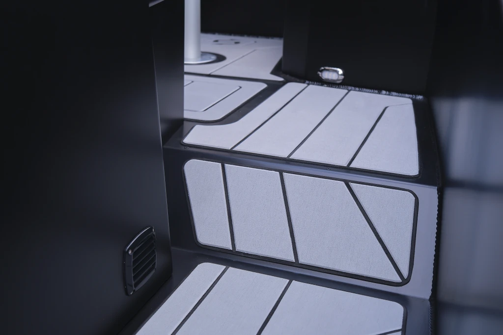 AQUASPIRIT S585 CC (Center Console) luxe aluminium RIB/rubberboot met D-tubes voor enorm veel ruimte, maximaal 150 pk, te koop bij BOWT Watersport. 