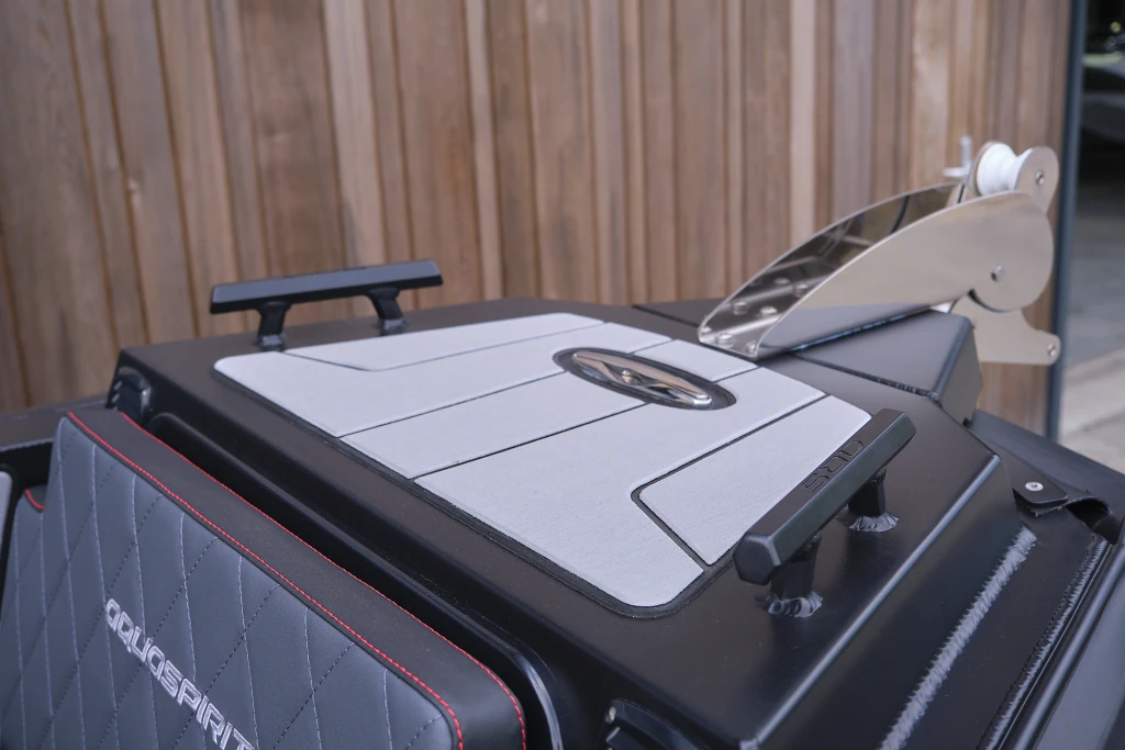 AQUASPIRIT S585 CC (Center Console) luxe aluminium RIB/rubberboot met D-tubes voor enorm veel ruimte, maximaal 150 pk, te koop bij BOWT Watersport. 
