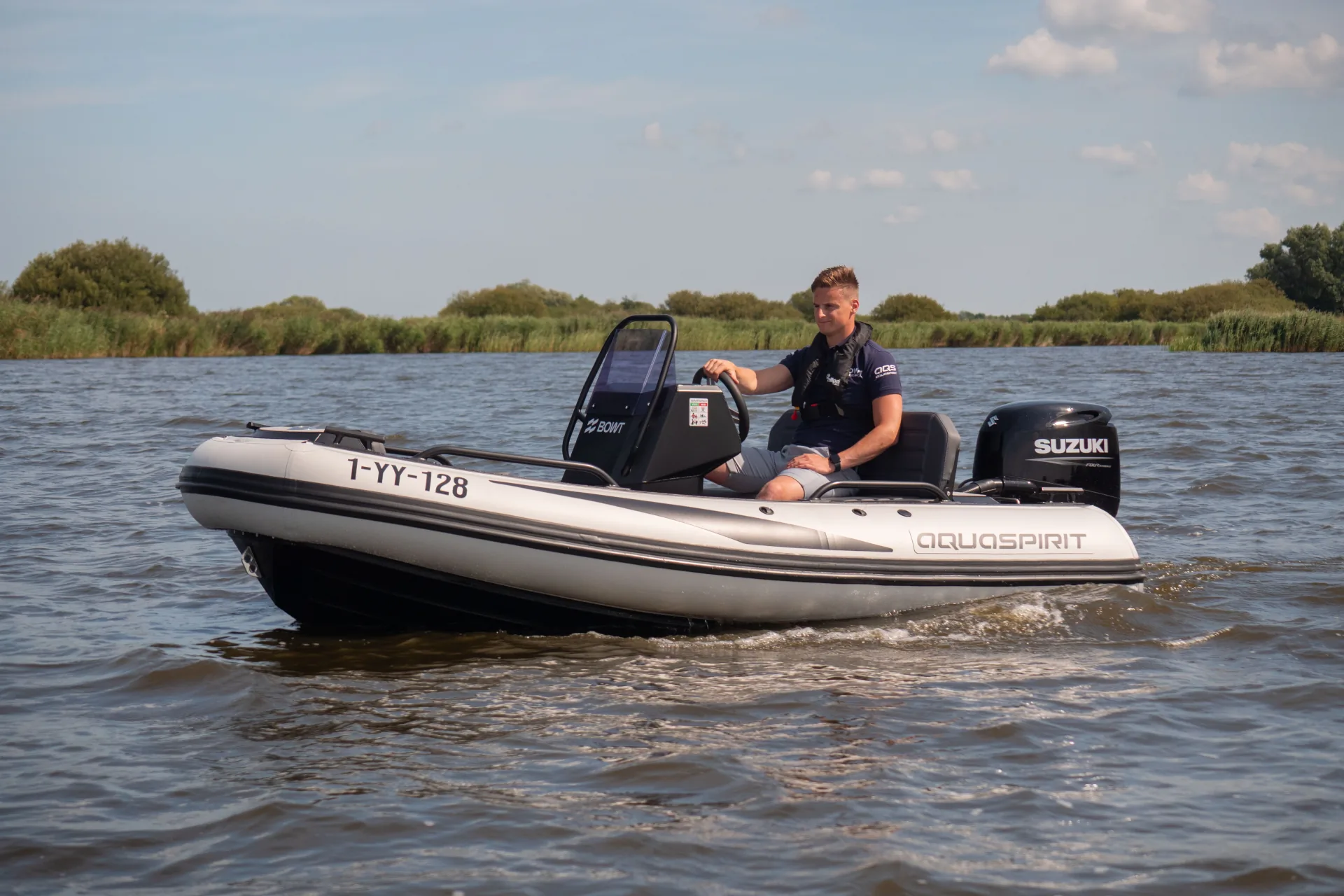 AQUASPIRIT S370 is een luxe aluminium tender RIB van 3,7 meter met D-tubes en daardoor verrassend veel ruimte, tot 60 pk vermogen, leuk als tender maar ook als speelboot