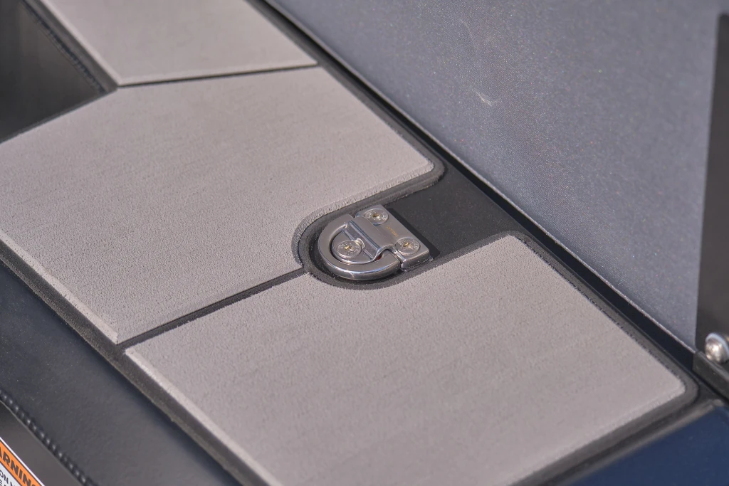 AQUASPIRIT S370 is een luxe aluminium tender RIB van 3,7 meter met D-tubes en daardoor verrassend veel ruimte, tot 60 pk vermogen, leuk als tender maar ook als speelboot