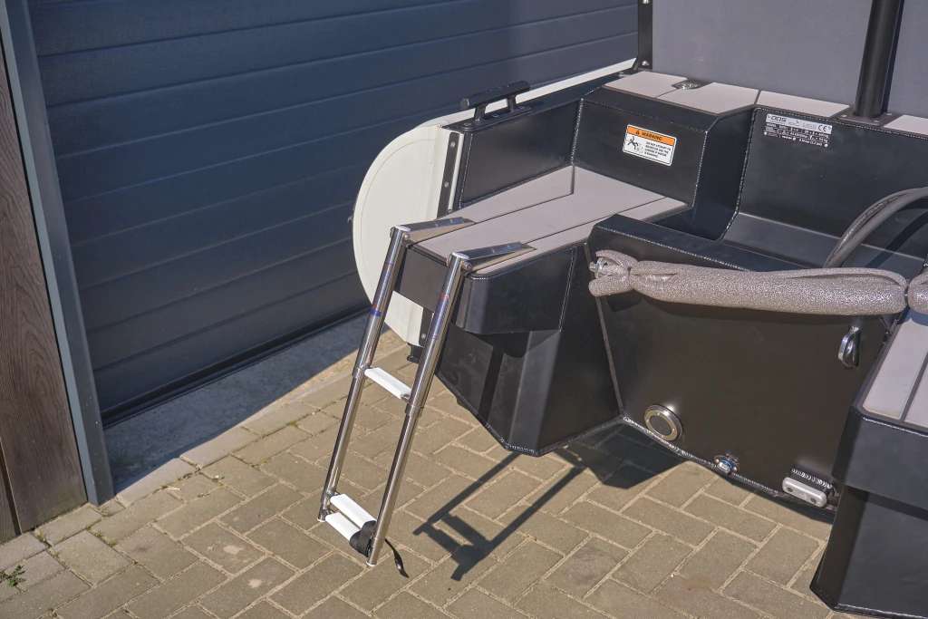 AQUASPIRIT S370 is een luxe aluminium tender RIB van 3,7 meter met D-tubes en daardoor verrassend veel ruimte, tot 60 pk vermogen, leuk als tender maar ook als speelboot