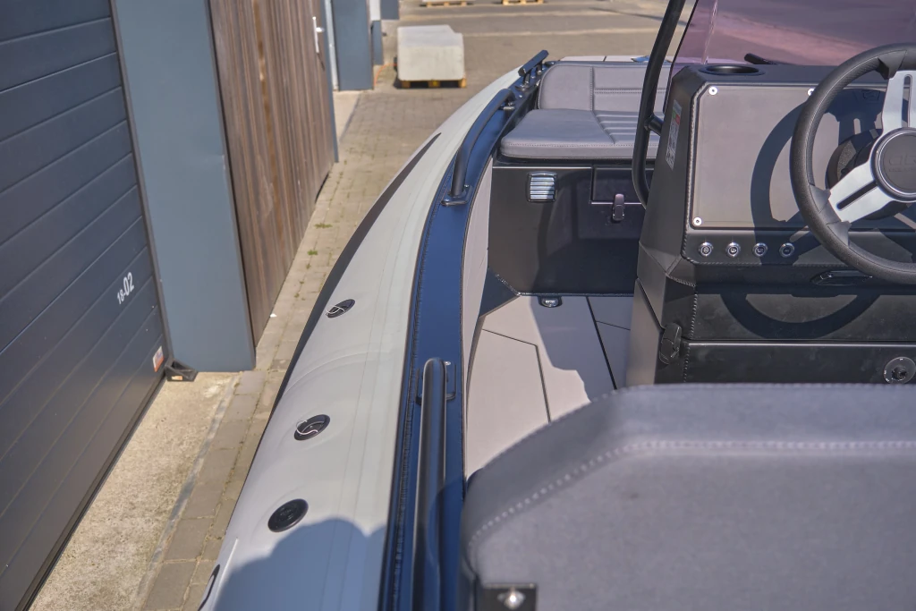 AQUASPIRIT S370 is een luxe aluminium tender RIB van 3,7 meter met D-tubes en daardoor verrassend veel ruimte, tot 60 pk vermogen, leuk als tender maar ook als speelboot